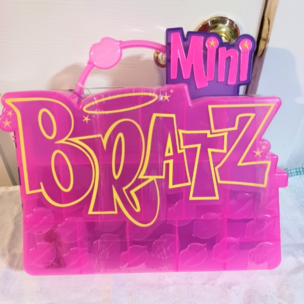 Mini bratz collector's case with exclusive collectible new.